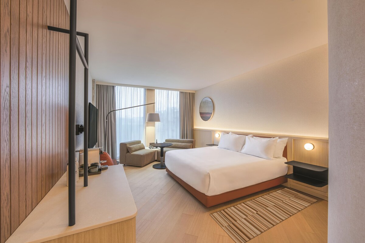 Minibar, in-room safe, laptop workspace, blackout curtains