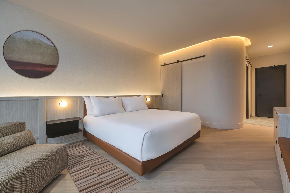Minibar, in-room safe, laptop workspace, blackout curtains