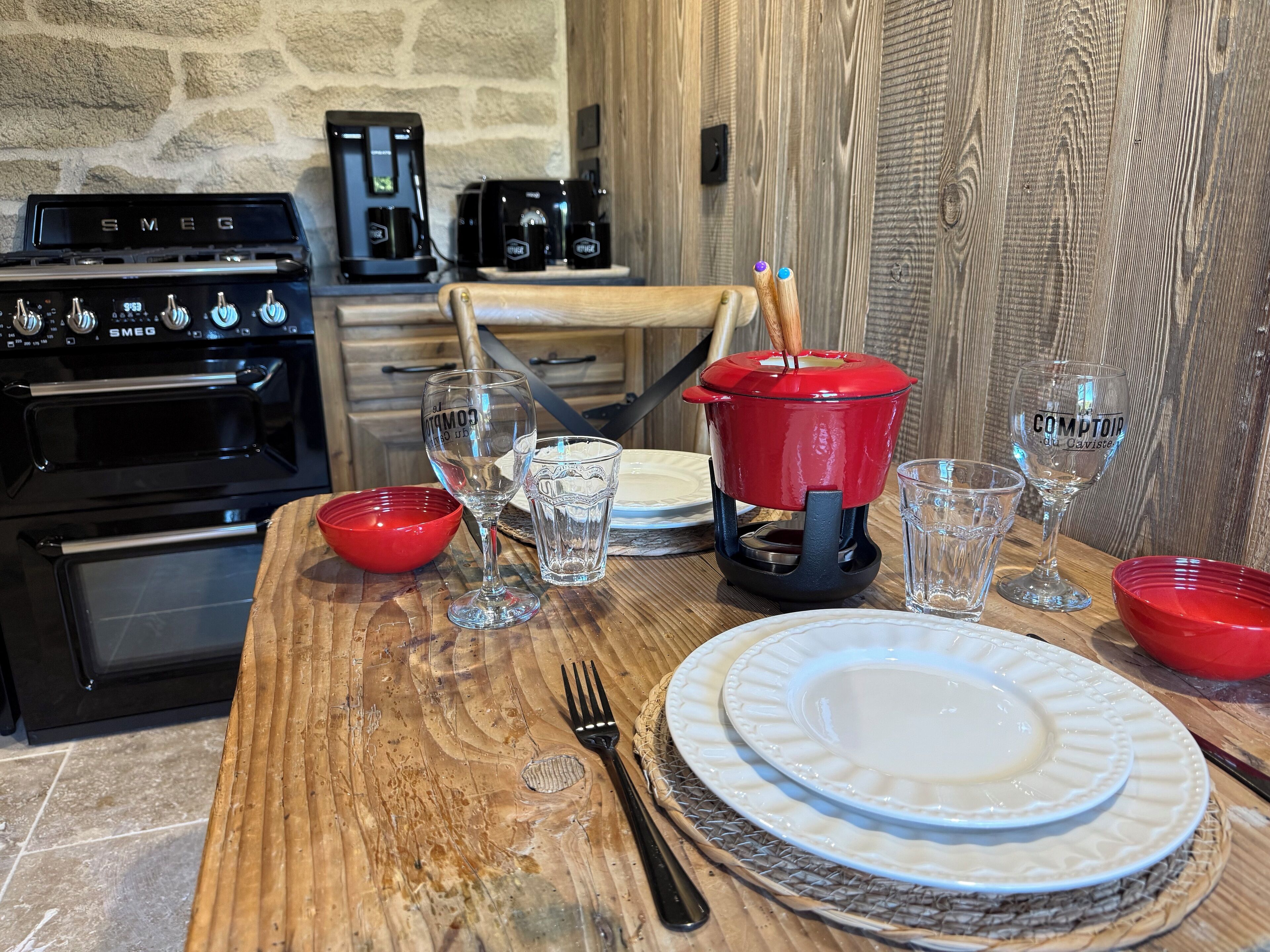 Fridge, oven, stovetop, coffee/tea maker