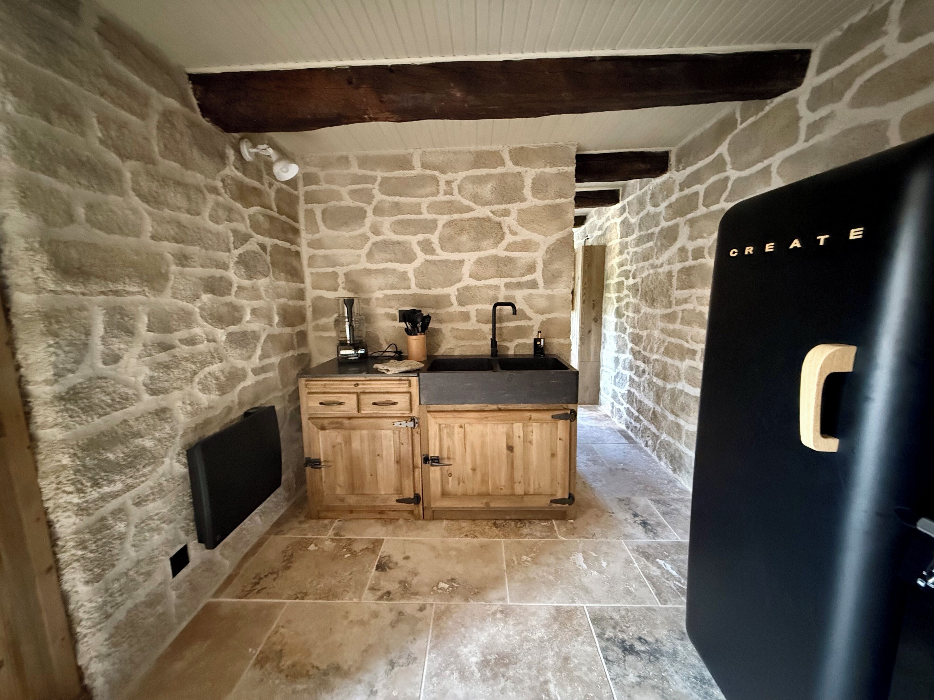 Jääkaappi, uuni, liesi, kahvin-/teenkeitin