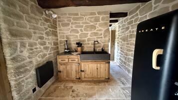 Jääkaappi, uuni, liesi, kahvin-/teenkeitin