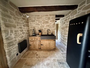 Réfrigérateur, four, plaque de cuisson, cafetière/bouilloire