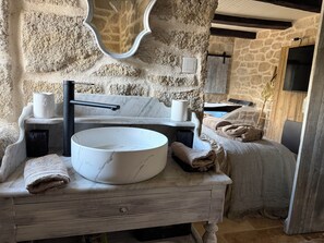 1 bedroom, free WiFi, bed sheets - La Petite Longère (Rahon)