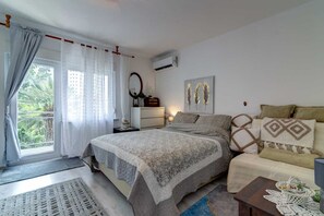 Iron/ironing board, free WiFi, bed sheets