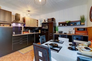 Kühlschrank, Mikrowelle, Ofen, Herdplatte