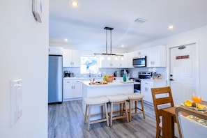 Coffee/tea maker, fridge, microwave, oven - Tampa 5BR and 4 bath , Escape with Pool, Hot Tub & Private Theater (Tampa)