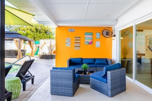 Terrace/patio - Tampa 5BR and 4 bath , Escape with Pool, Hot Tub & Private Theater (Tampa)