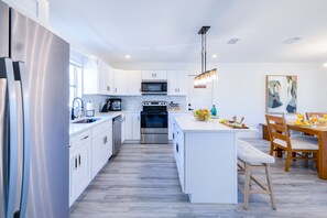 Refrigerador, microondas, horno y parrilla de estufa 