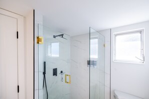 Shower, hair dryer, towels, soap - Tampa 5BR and 4 bath , Escape with Pool, Hot Tub & Private Theater (Tampa)