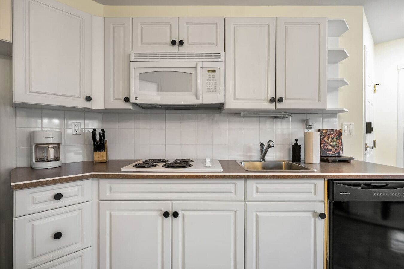 Réfrigérateur, micro-ondes, lave-vaisselle, cafetière/bouilloire