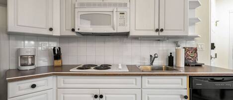 Refrigerador, microondas, lavavajillas y cafetera y tetera