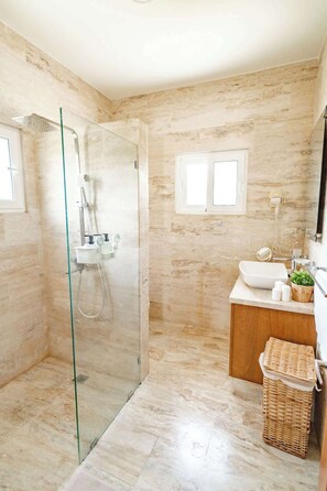 Shower, hair dryer, towels - Ocean View Villa in Oceanfront Sosua Ocean Village (Sosúa)