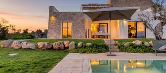 Fabulous modern villa on 3 levels, pool & sea view