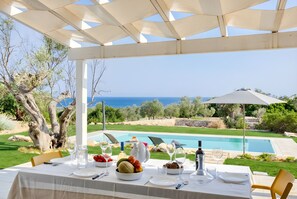 Outdoor dining - Fabulous modern villa on 3 levels, pool & sea view (Leuca)
