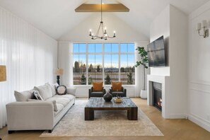 Televisión, chimenea, oficina