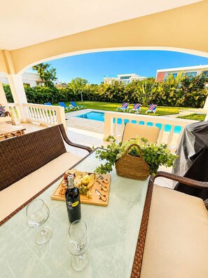 Outdoor dining - Sleeps up to 14 | 4 King Suites & Private Pool (Sosúa)