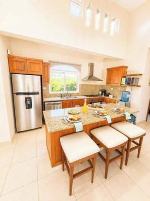 Coffee/tea maker, fridge, microwave, oven - Sleeps up to 14 | 4 King Suites & Private Pool (Sosúa)