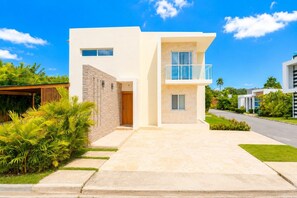 Exterior - 5bd Corner Lot Villa|Private Pool, Sleeps up to 14 (Sosúa)