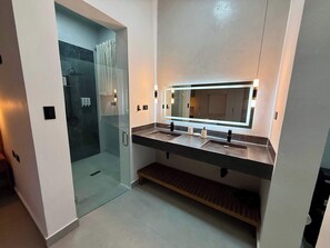 Shower, hair dryer, towels, shampoo - Coral Villa in Oceanfront Comm Sosua Ocean Village (Sosúa)