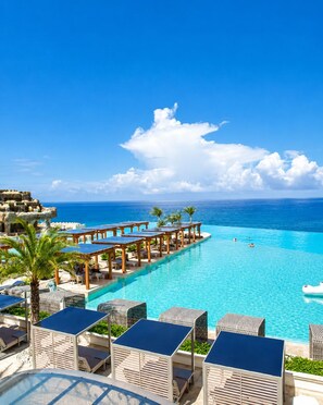 A resort with a pool, lounge chairs, and a view of the ocean. - Bali Villa | Sunken Lounge & 3 King Beds in SOV (Sosúa)
