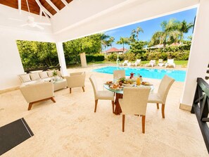 Outdoor dining - Private Pool Villa | Large Yard & Sleeps up to 9 (Sosúa)