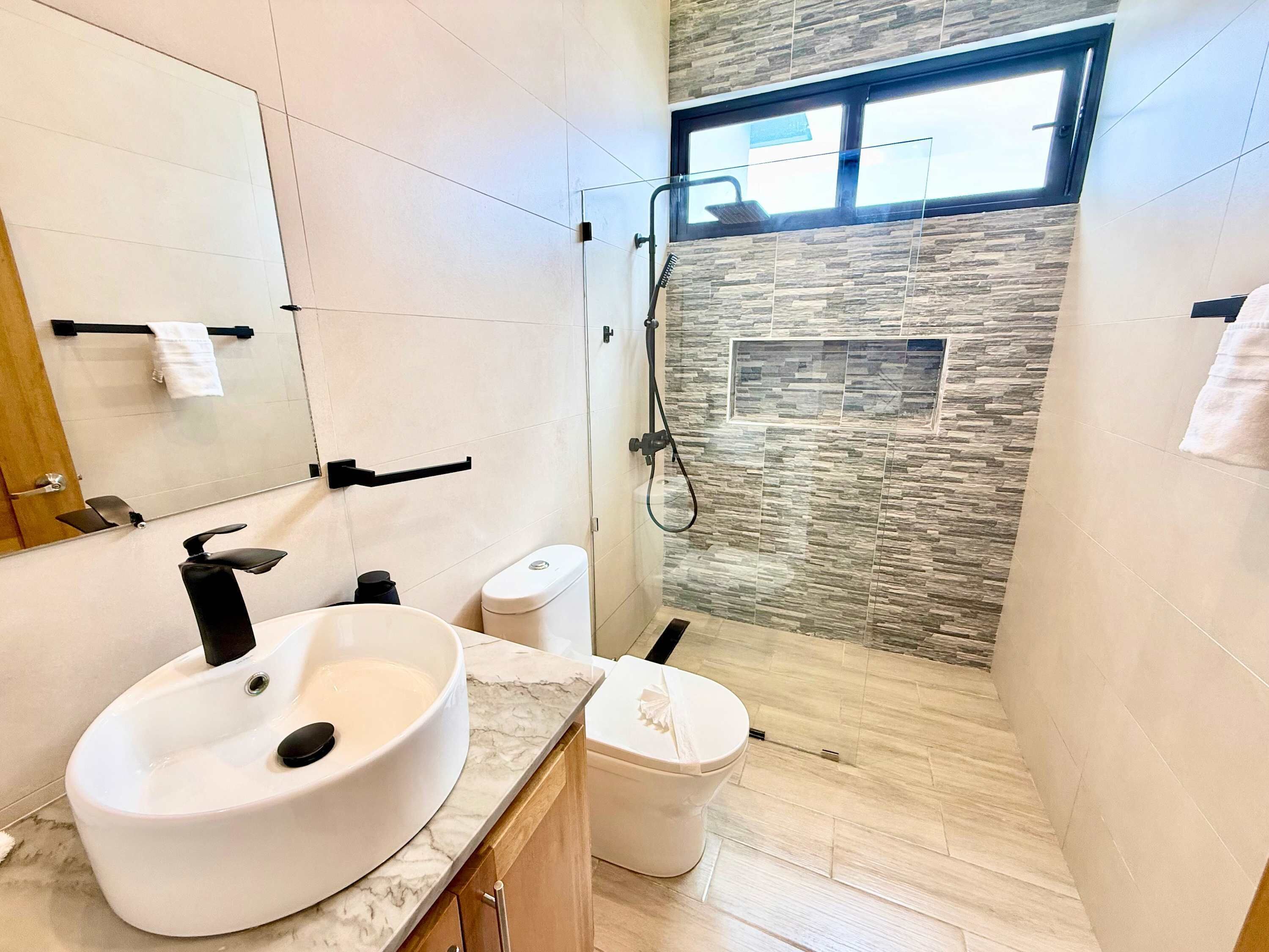 Een douche, een haardroger, handdoeken