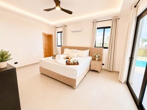 Een moderne slaapkamer met een bed, nachtkastje en een potplant.