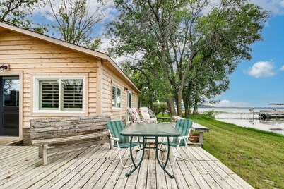 Cozy Cabin on Big Pine Lake w/ Dock & Fire Pit!
