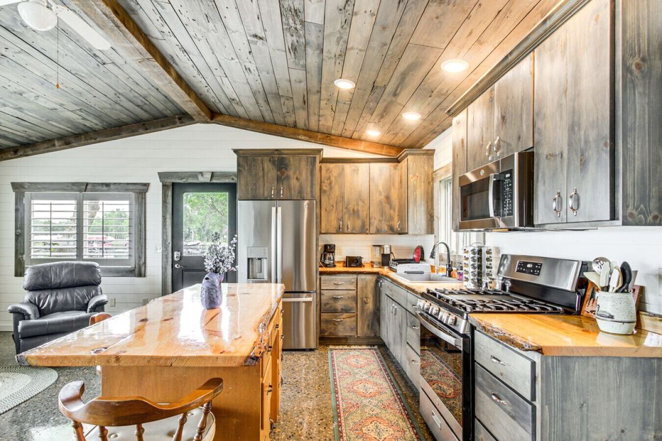 Geladeira, micro-ondas, cooktop, lava-louças