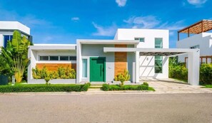 Exterior - Sunbreeze Villa in Oceanfront Sosua Ocean Village (Sosúa)