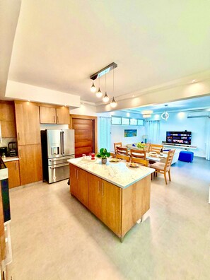 Fridge, microwave, oven, stovetop - Sunbreeze Villa in Oceanfront Sosua Ocean Village (Sosúa)