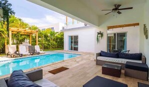 Terrace/patio - Sunbreeze Villa in Oceanfront Sosua Ocean Village (Sosúa)