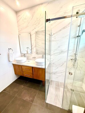 Shower, towels - Sunbreeze Villa in Oceanfront Sosua Ocean Village (Sosúa)