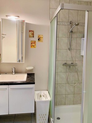 Towels, soap, toilet paper - Relaxed coastal stay - steps from beach & center (Oostende)