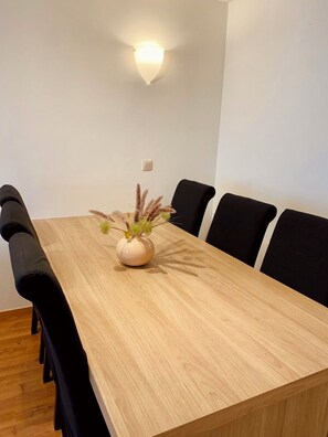 Dining - Relaxed coastal stay - steps from beach & center (Oostende)