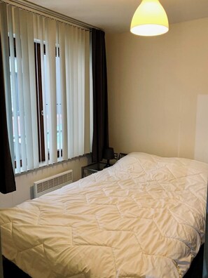 2 bedrooms, WiFi, bed sheets - Relaxed coastal stay - steps from beach & center (Oostende)