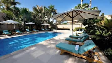 Hồ bơi ngoài trời