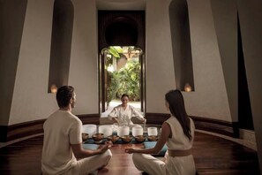 A room with a central seating area, a large window, and a view of greenery outside. - Jumeirah Al Qasr Dubai (Dubai)