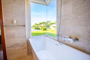 Douche, sèche-cheveux, serviettes fournies