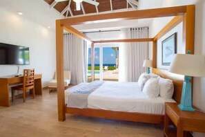 3 makuuhuonetta, työpöytä, silitysrauta/-lauta, vauvan matkasänky