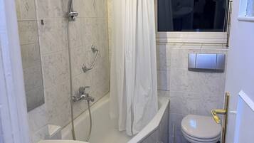 Haartrockner, Handtücher, Toilettenpapier