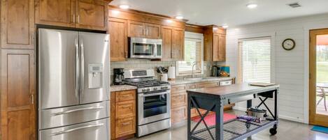 Geladeira, micro-ondas, fogão, cooktop