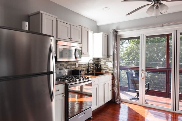 Fridge, microwave, oven, stovetop - Grand Five Bedroom Villa w Rooftop Pool & 120 Steps from West Bay Beach (Roatán)