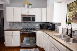 Fridge, microwave, oven, stovetop - Grand Five Bedroom Villa w Rooftop Pool & 120 Steps from West Bay Beach (Roatán)