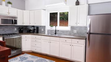 Frigorifero, microonde, forno, piano cottura