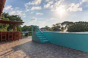 Property grounds - Grand Five Bedroom Villa w Rooftop Pool & 120 Steps from West Bay Beach (Roatán)