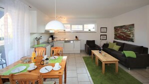 Eine moderne Wohnung mit Essbereich, Küche und Wohnzimmer.