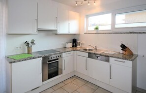 Fridge, microwave, stovetop, dishwasher - Beautiful apartment in Röbel with WiFi (Röbel)