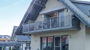 Een huis met twee verdiepingen en een balkon.