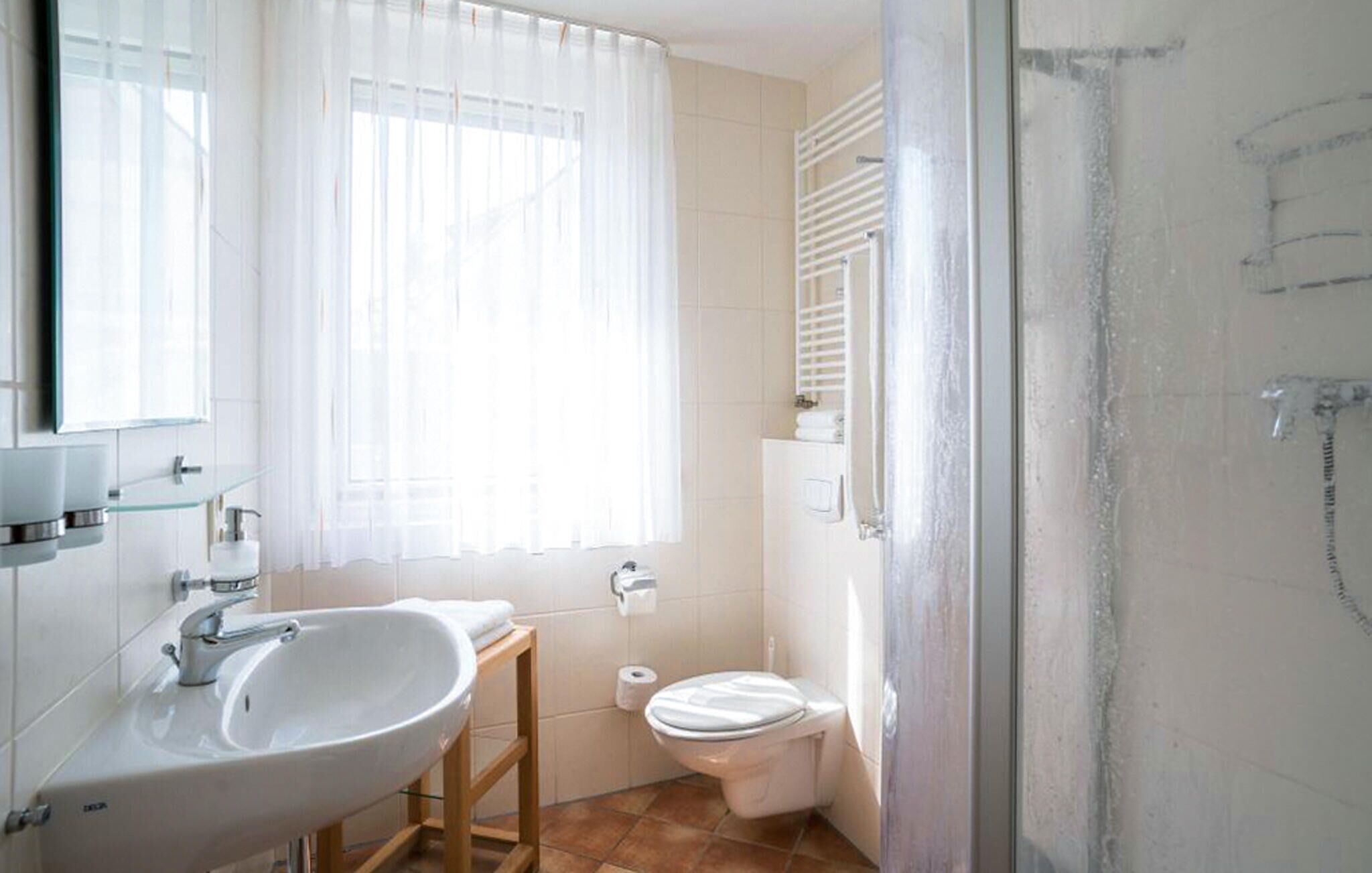 Ein Badezimmer mit Waschbecken, Toilette und Dusche.